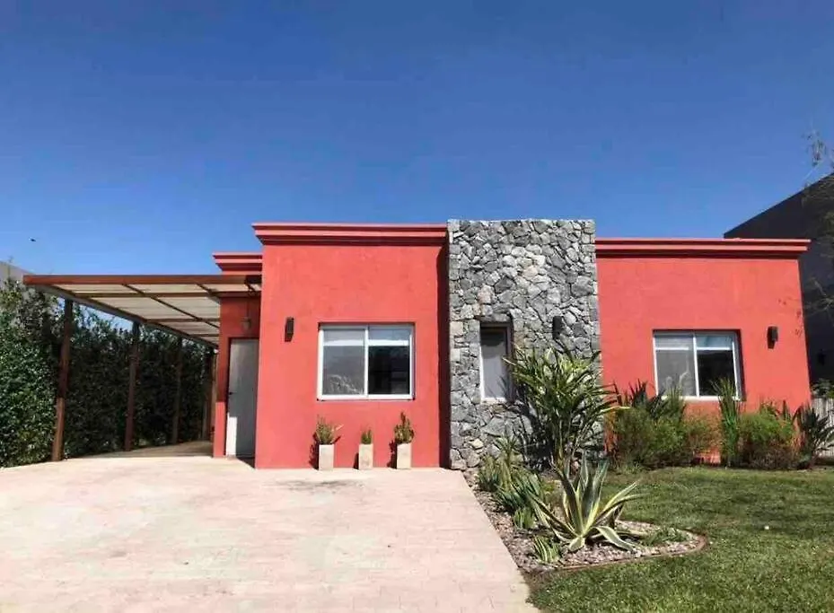 Excelente casa en Barrio Privado Los Arces-1